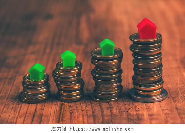 住房抵押贷款概念与小塑料房子模型上堆积的硬币.